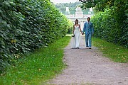 Свадебная фотосъемка: молодожены, по тропинке в Кусково
